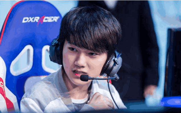 今日FNC官方发布公告，下路双人组选手Upset和Hylissang确诊新冠