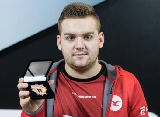 德扑底池控制：减少波动本身就是一种盈利。（德州扑克底池管理：降低波动也是一种获利之道）